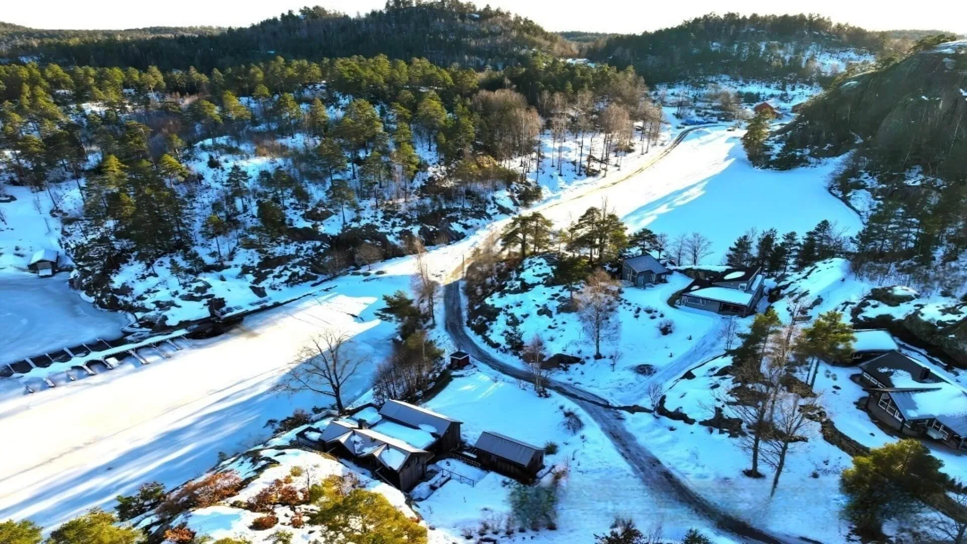 Dronefoto av et hytteområde dokumentert fra luften